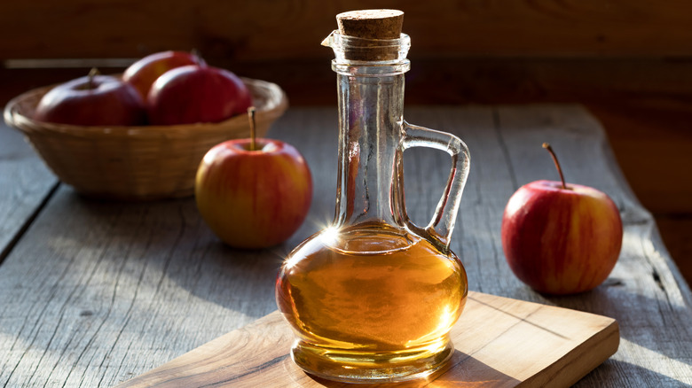 cider vinegar with apples