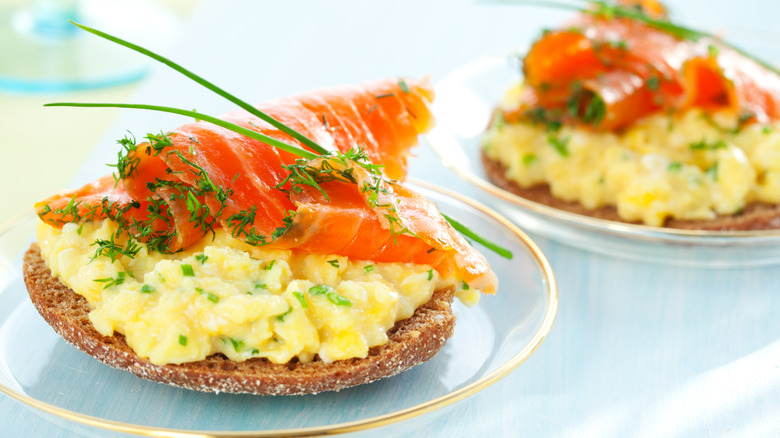 smoked salmon egg salad toasts