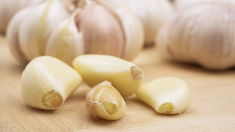 Fresh peeled raw garlic 