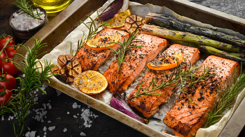 Baked salmon with vegetables and lemon