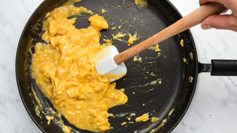 Scrambled eggs in pan