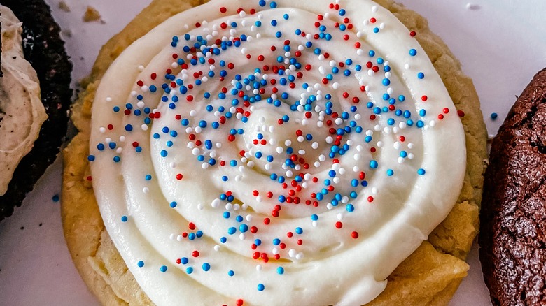 buttercream frosting on cookie