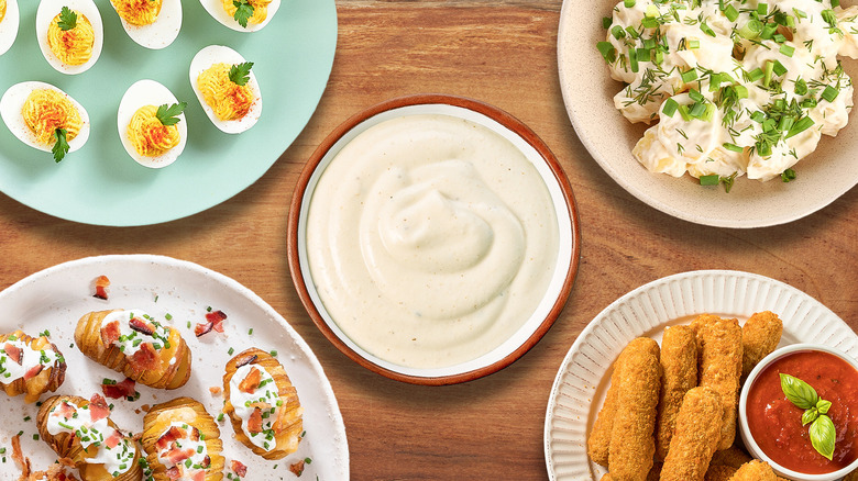 Tartar sauce and dishes