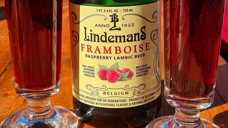 Lindemans Framboise bottle and glasses 