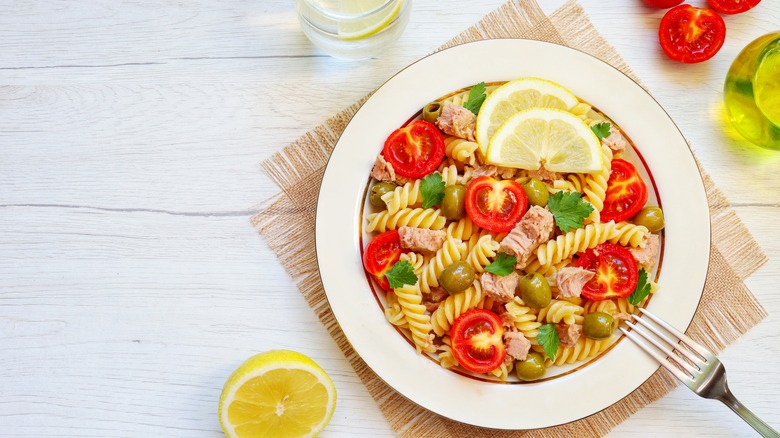 Tuna pasta with lemons