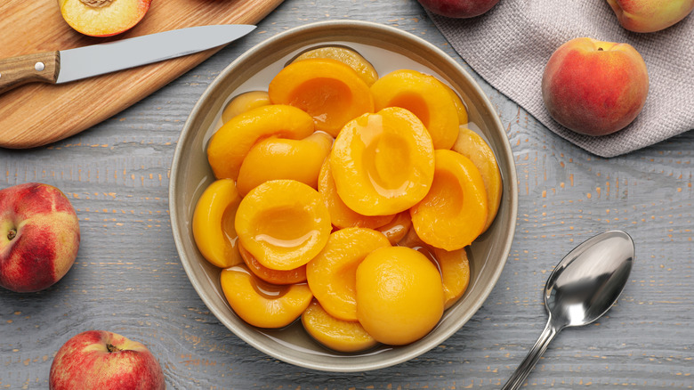 Bowl of sliced peaches