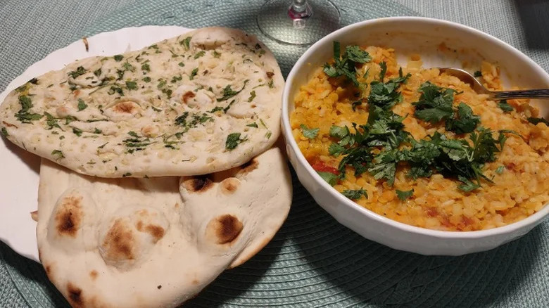 Garlic naan with curry