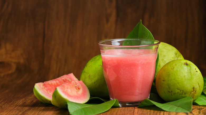 guavas and guava juice 