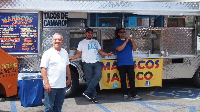 People with Mariscos Jalisco truck