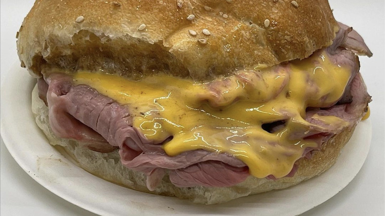 Roast beef sandwich with cheese