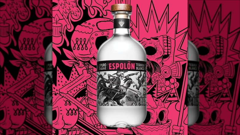 Bottle of Espolòn Blanco against graphic pink and black background