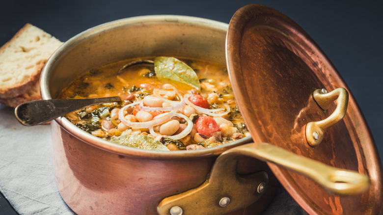 Cooking beans with vegetables