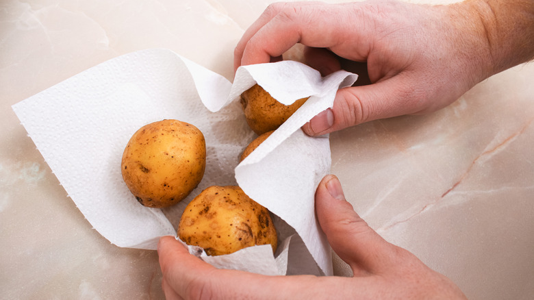Drying potatoes with paper towel