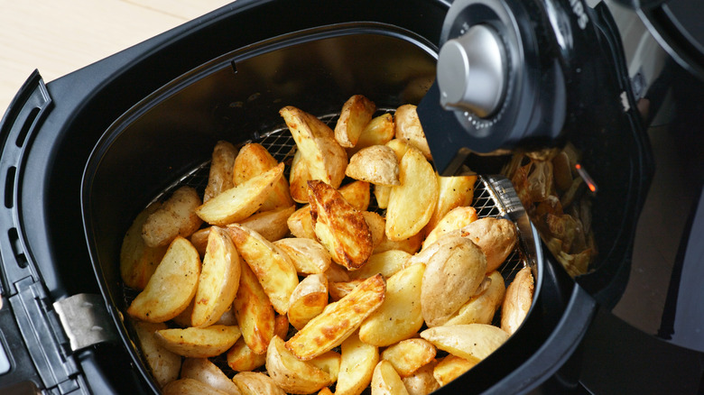 Potato wedges cooked in air fryer