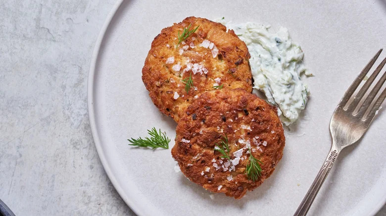 dill tuna patties cucumber sauce