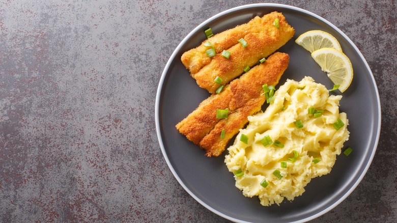 Fried hake fillets with mashed potatoes