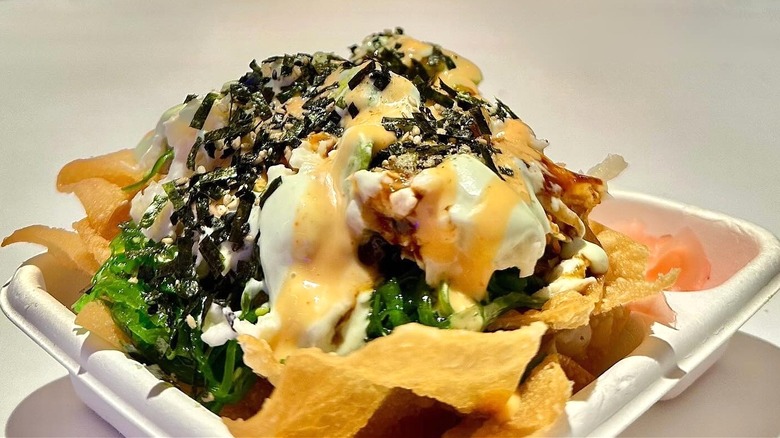 Poke nachos street food