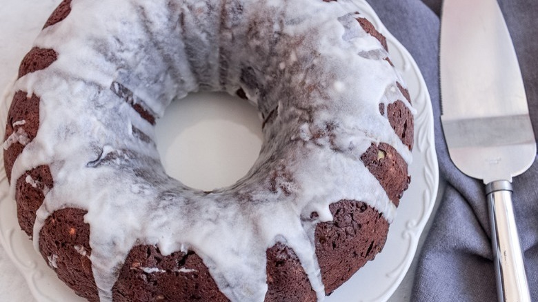 chocolate bundt cake with icing