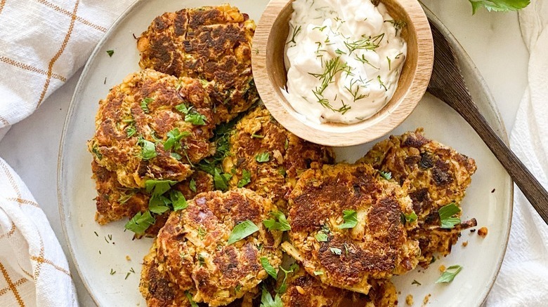 crab cakes with sauce