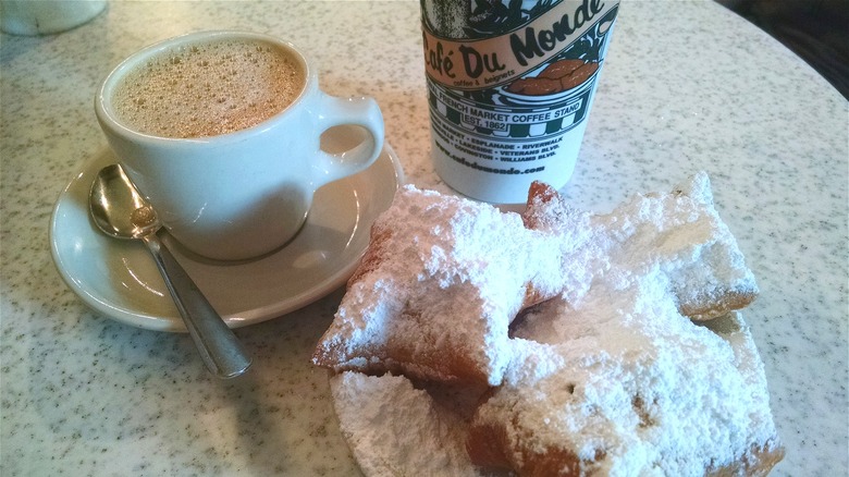 beignets coffee Café Du Monde