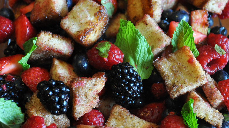 Bread cubes with berries 