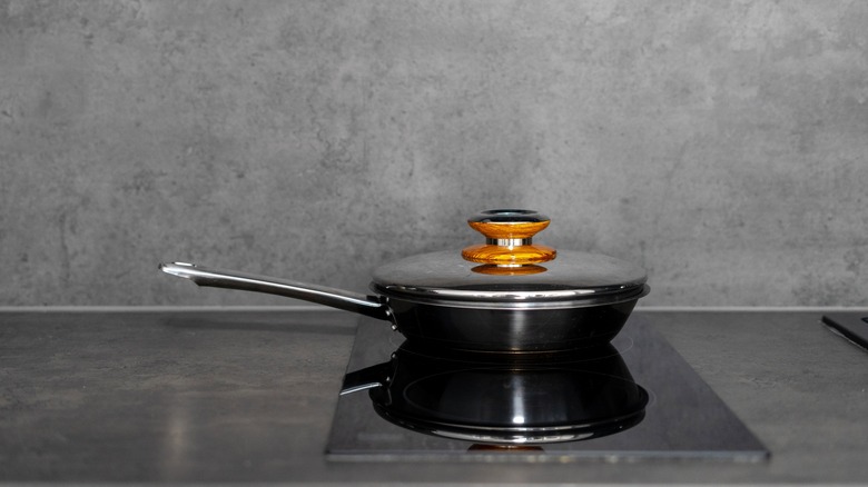 Frying pan with a lid