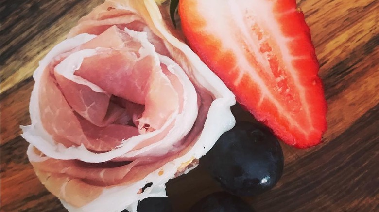 prosciutto rosette with berries