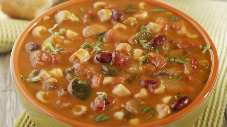 minestrone soup bowl 