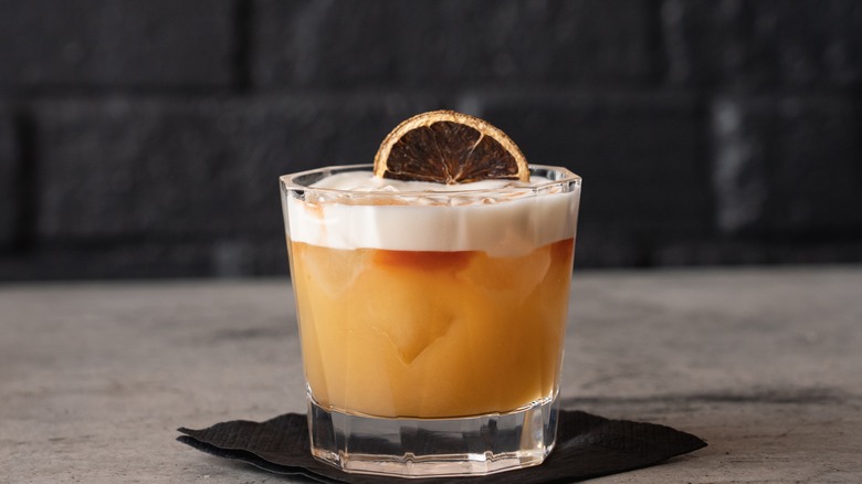 amaretto sour cocktail