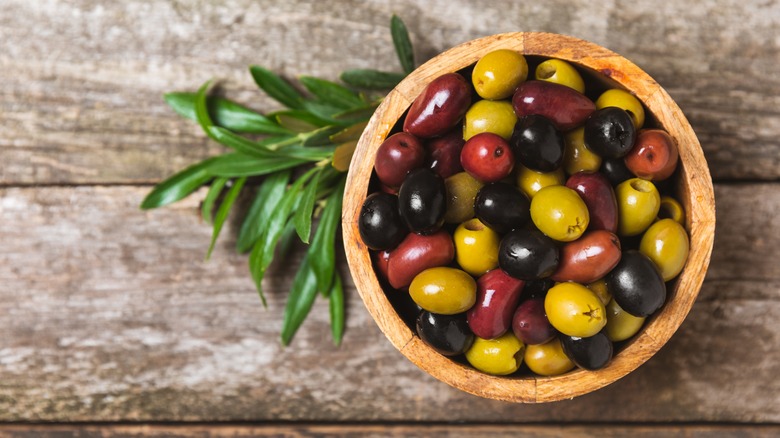 plate mixed olives leaves wood