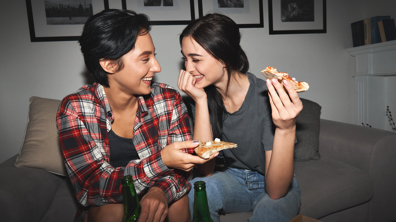 Girls eating pizzza