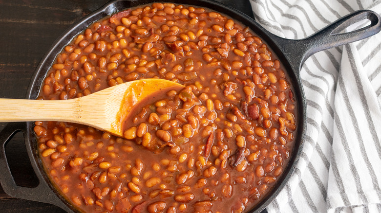 Baked beans in cast iron