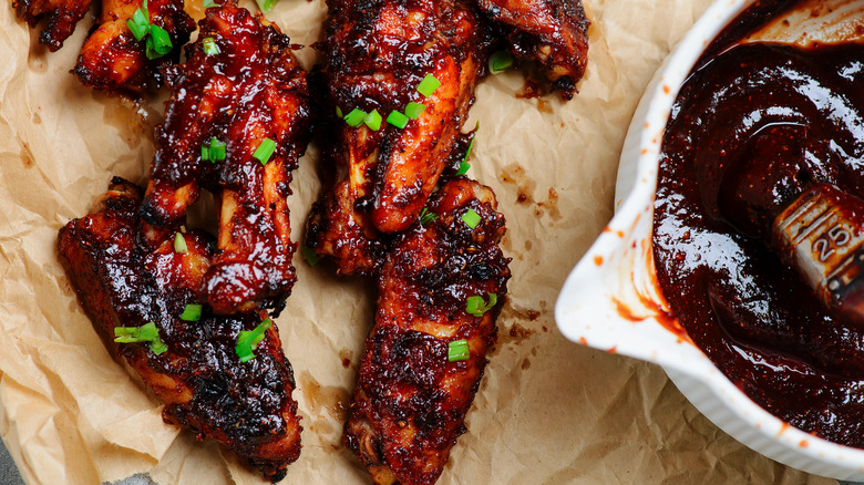 well-cooked chicken wings with dipping sauce