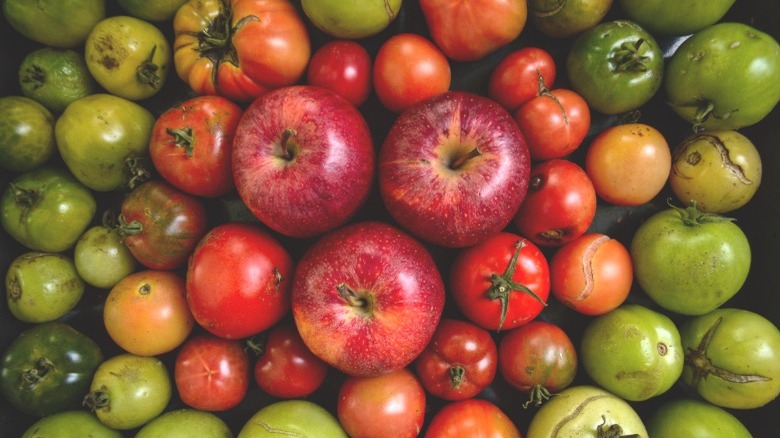 Apples ripening tomatoes