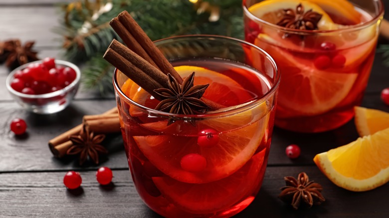 gin hot toddy with cinnamon sticks