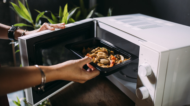 Takeout container in microwave