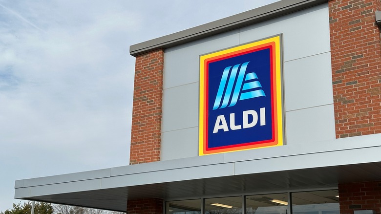 Aldi grocery sign