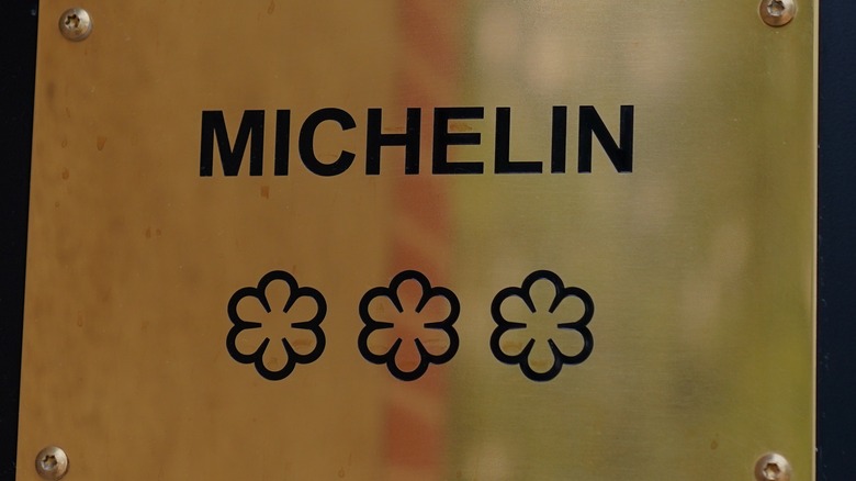 michelin plaque outside restaurant