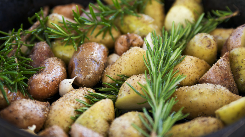 seasoned potatoes with rosemary and garlic