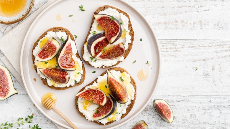 Ricotta toast with figs