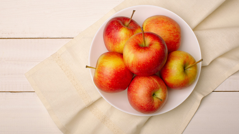 Bowl of red apples