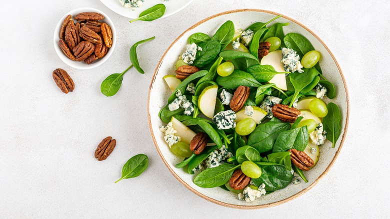 salad with pecans