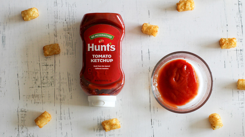 Hunt's tomato ketchup with tots