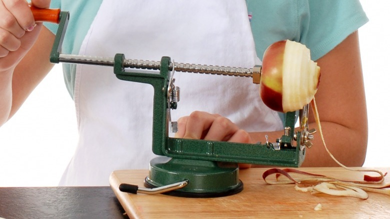 Using hand-crank apple peeler