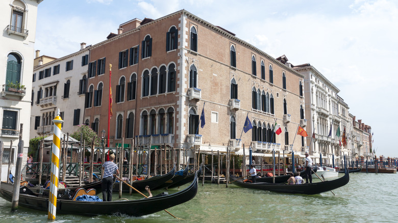 Gritti Paalce exterior with canal boats