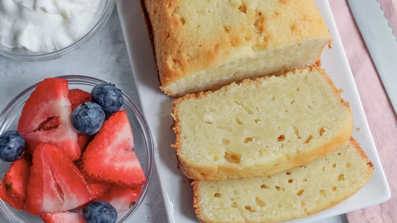 Pound cake with berries