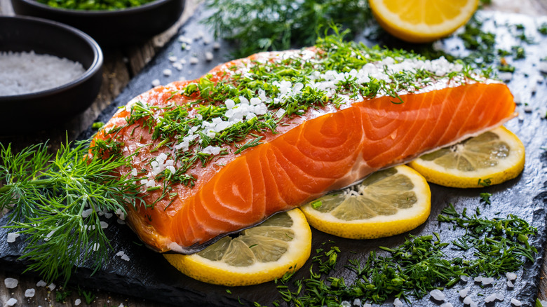 Salmon gravlax with dill and lemon slices