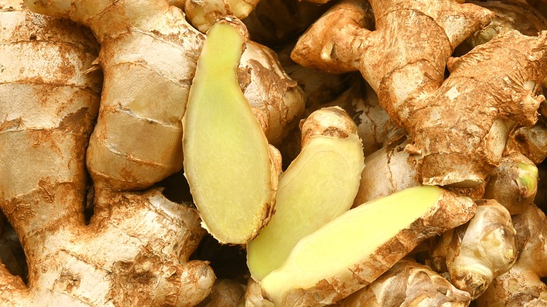 sliced fresh ginger