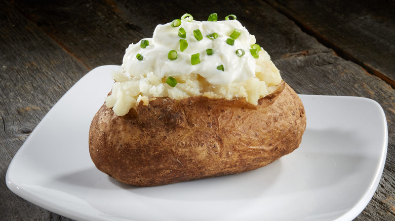 Baked potato with sour cream and chives