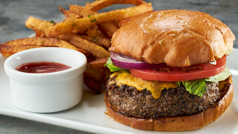 Prime hamburger with fries